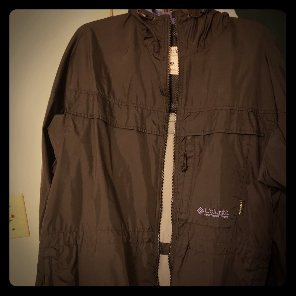 Foldable Columbia rain jacket/wind breaker